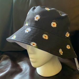 NWT alice + olivia Reversible Bucket Hat